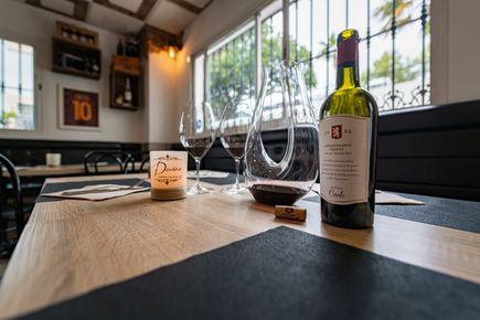 mesa con vino y copas